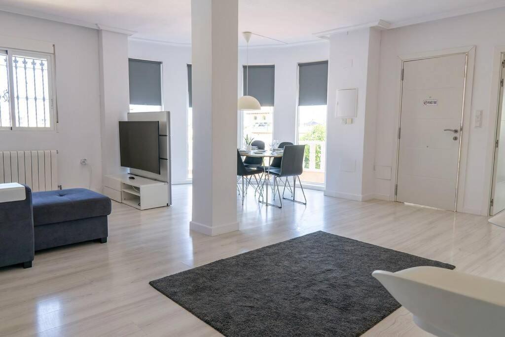 Casa Lilly-Rose, A Beautiful 3 Bedroom Detached Villa A Short Walk To The Villamartin Plaza & Golf Course المظهر الخارجي الصورة