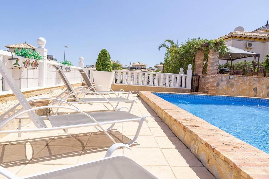 Casa Lilly-Rose, A Beautiful 3 Bedroom Detached Villa A Short Walk To The Villamartin Plaza & Golf Course المظهر الخارجي الصورة