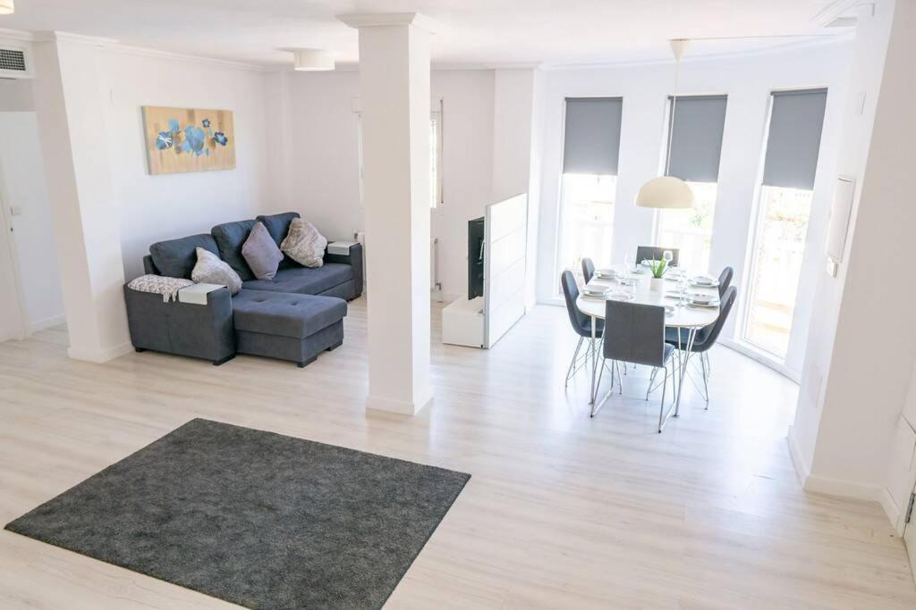 Casa Lilly-Rose, A Beautiful 3 Bedroom Detached Villa A Short Walk To The Villamartin Plaza & Golf Course المظهر الخارجي الصورة